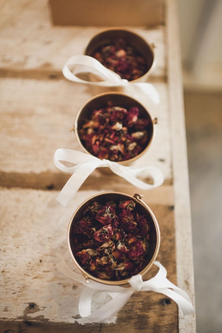 46 Unique Wedding Confetti Ideas – By Type & Display