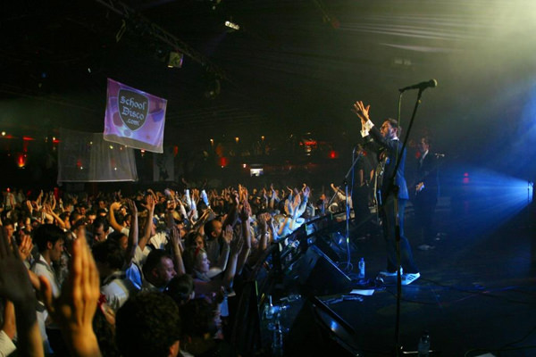 Jamie and the first class live on stage 600 px