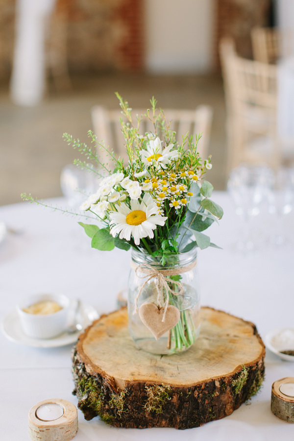 Natural Rustic Daisy Wedding http://www.camillaarnholdphotography.com/