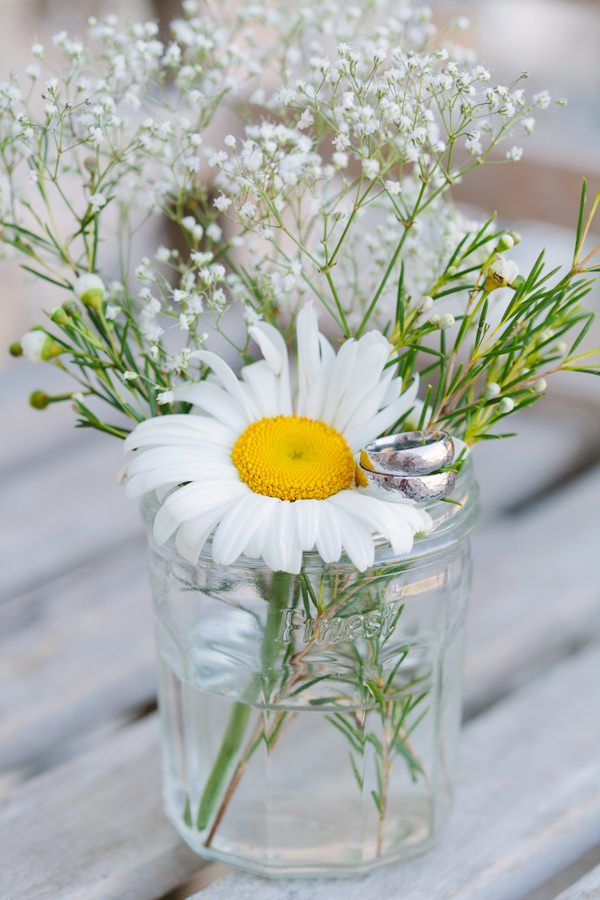 Natural Rustic Daisy Wedding http://www.camillaarnholdphotography.com/