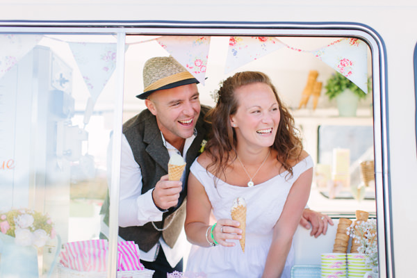 Natural Rustic Daisy Wedding http://www.camillaarnholdphotography.com/