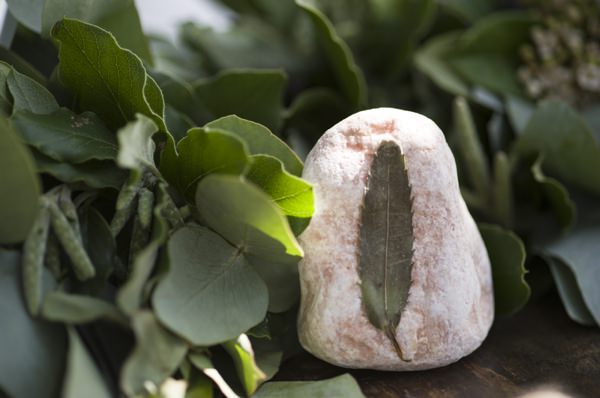DIY Tutorial How To Pebble Stone Dried Flower Leaf Botanical Favours Place Names