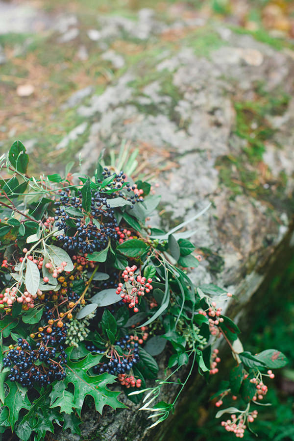 Handfasting Elopement Inspiration in the Scottish Wilderness Berries Foliage Bouquet Bridal Wedding Green http://www.photographychantal.co.uk/