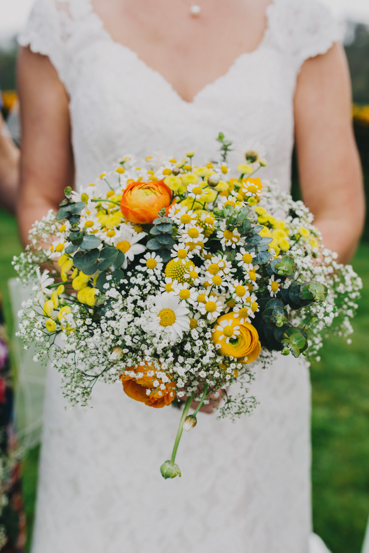 Daisy Gyp Baby Breath Gypsophila Bouquet Flowers Bride Bridal Billy Balls Yellow Orange Ranunculus DIY Picnic Village Fete Feel Wedding http://peppermintlovephotography.com/