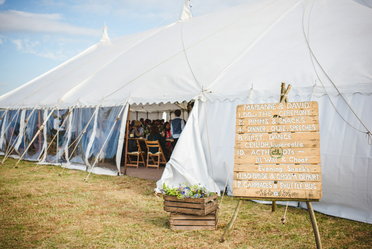 Sign Pallet Wooden Rustic Country Marquee Foliage Gingham Wedding http://www.sophieduckworthphotography.com/