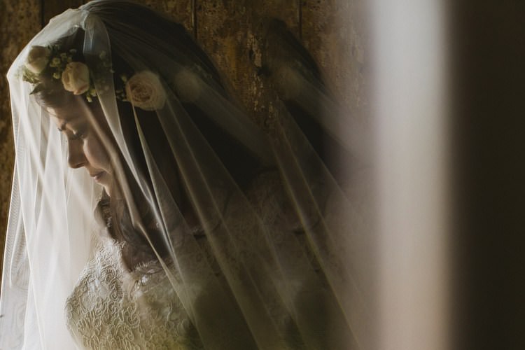Flower Crown Veil Bride Bridal Wedding Ideas Inspiration http://www.yorkplacestudios.co.uk/