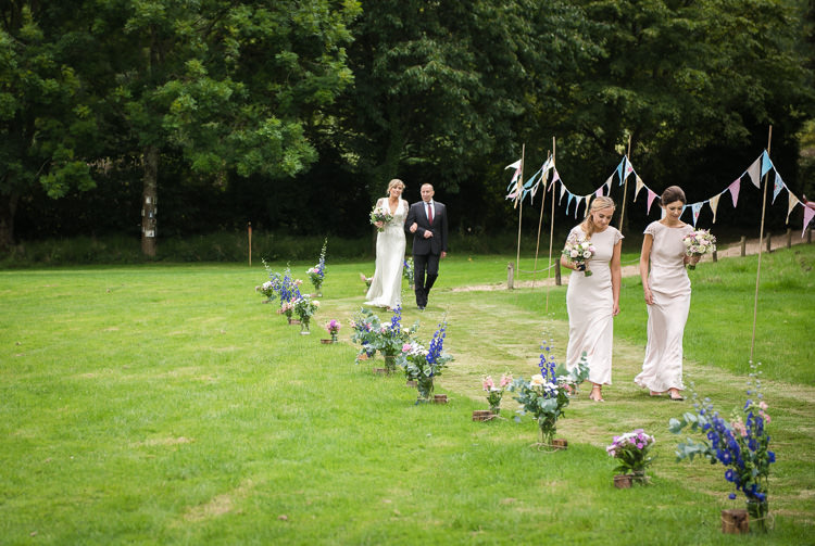 Outdoor Lakeside DIY Wedding http://julietmckeephotography.co.uk/