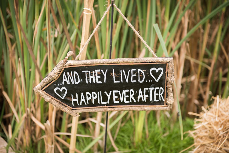 Outdoor Lakeside DIY Wedding http://julietmckeephotography.co.uk/