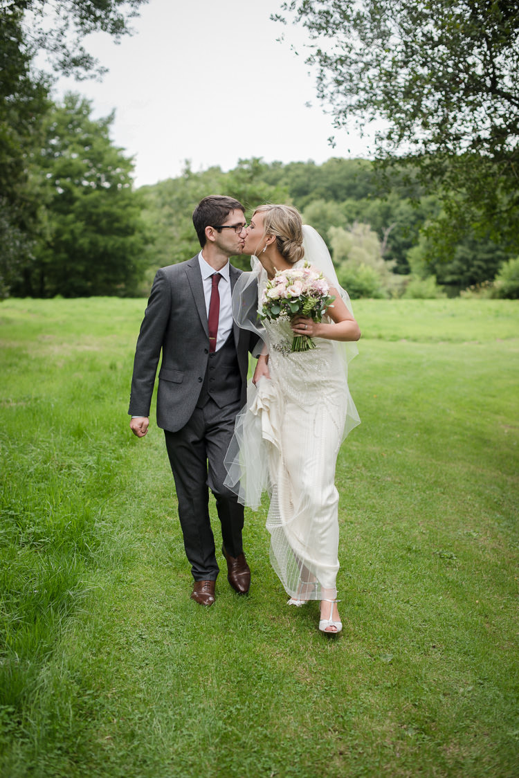 Outdoor Lakeside DIY Wedding http://julietmckeephotography.co.uk/