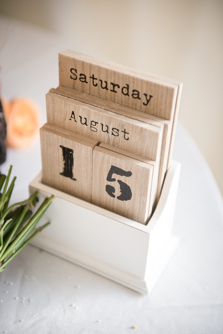 Outdoor Lakeside DIY Wedding http://julietmckeephotography.co.uk/