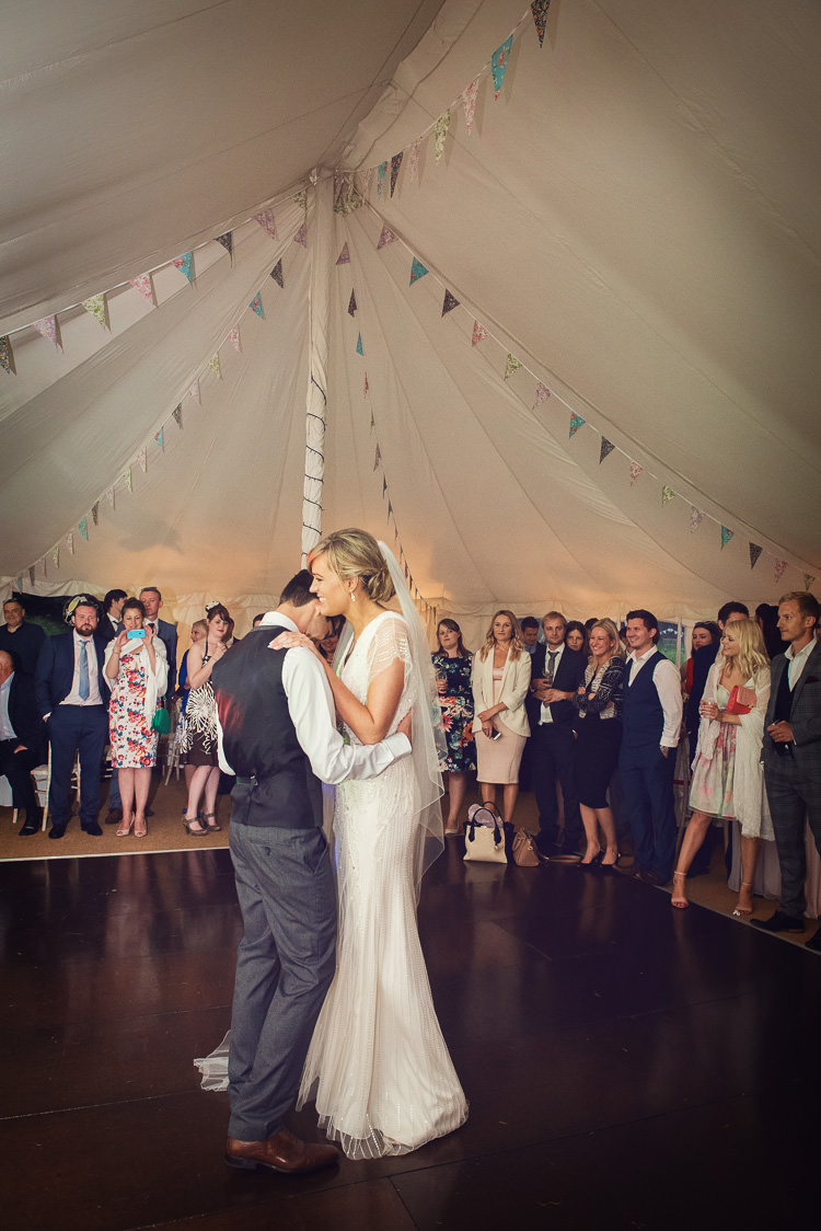 Outdoor Lakeside DIY Wedding http://julietmckeephotography.co.uk/