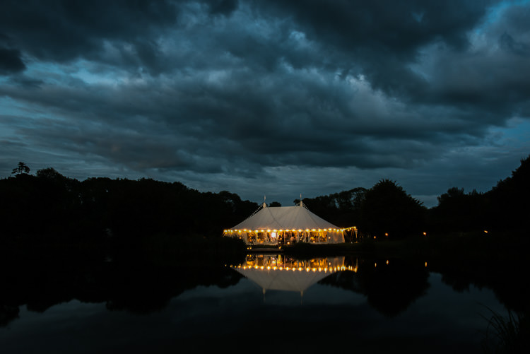 Outdoor Lakeside DIY Wedding http://julietmckeephotography.co.uk/