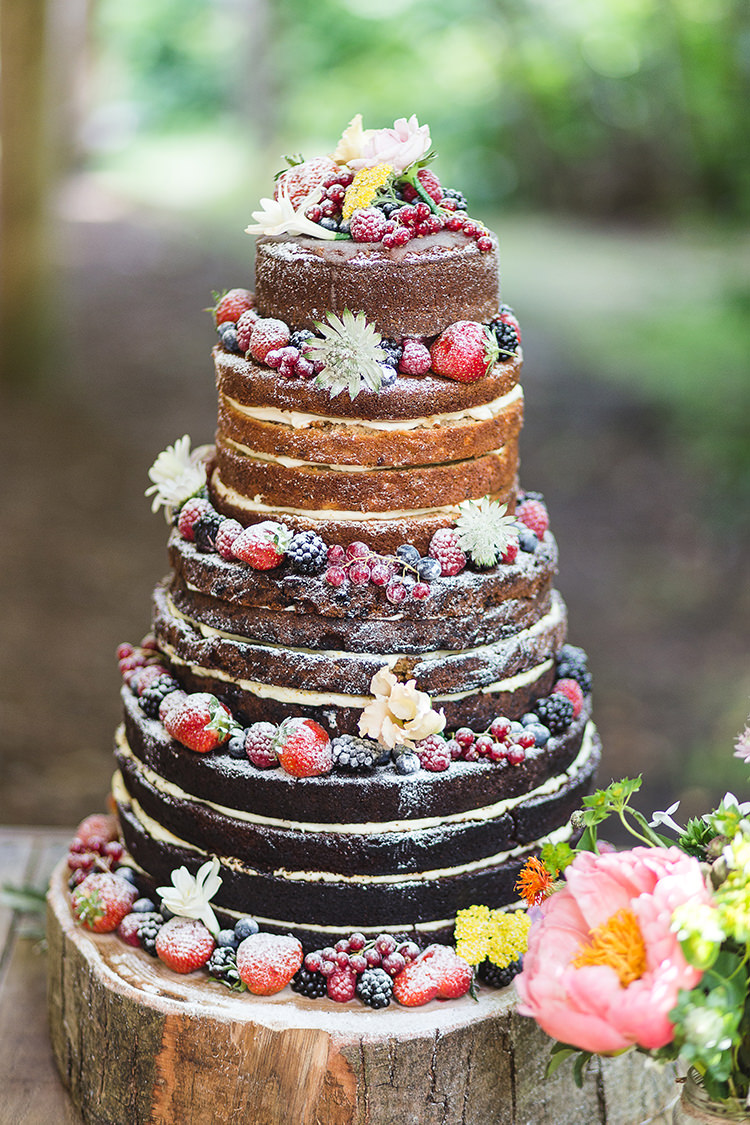 Naked Cake Sponge Layer Fruit Berries Icing Log Stand Indie Hand Made Outdoor Woodland Wedding http://www.ilariapetrucci.co.uk/