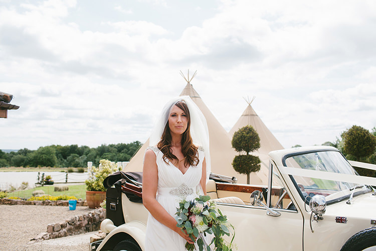Stylish Outdoor Tipi Wedding http://www.danhoughphoto.com/