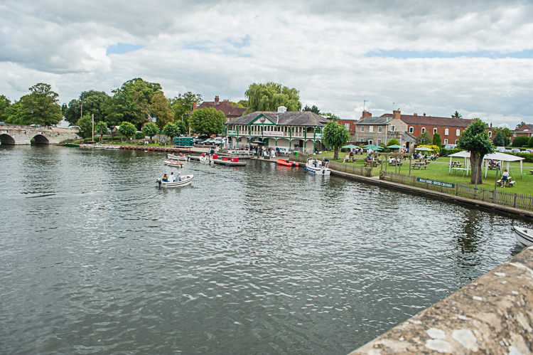 Riverside DIY Colourful Wedding http://www.robfarrellphotography.uk/