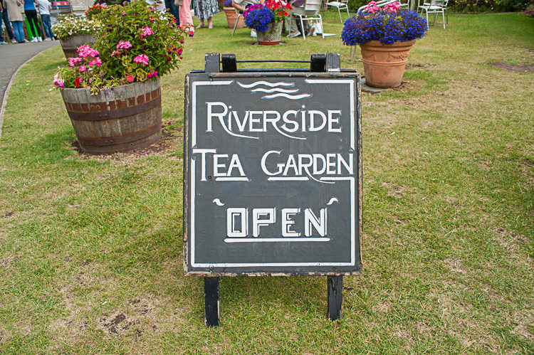 Riverside DIY Colourful Wedding http://www.robfarrellphotography.uk/