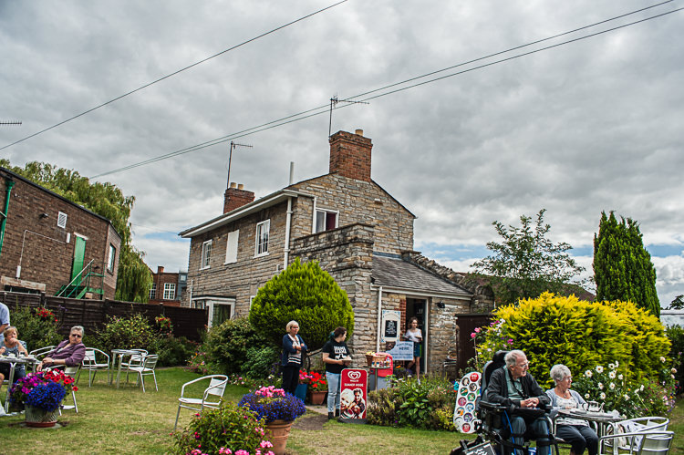 Riverside DIY Colourful Wedding http://www.robfarrellphotography.uk/