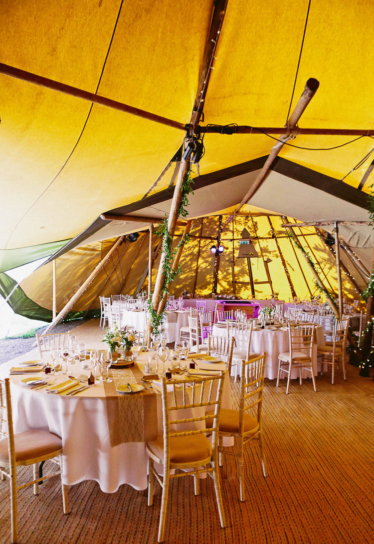 Rustic Laid Back Tipi Wedding http://helenrussellphotography.co.uk/