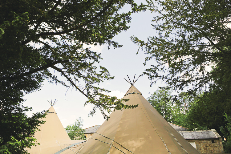 Rustic Laid Back Tipi Wedding http://helenrussellphotography.co.uk/