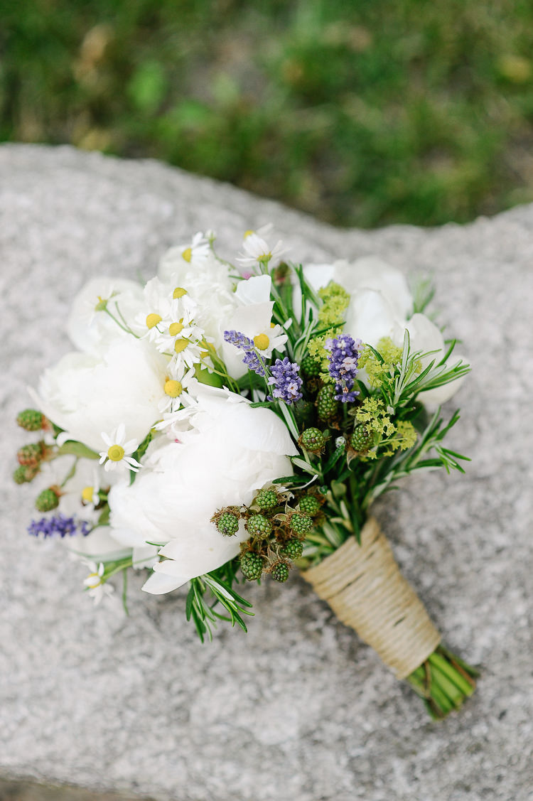 Peony Daisy Rasberry Bouquet Flowers Bride Bridal Intimate Italian Rose Garden Wedding http://landvphotography.it/