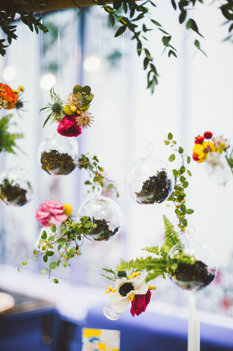 Hanging Flowers Terraniums Whimsical Vibrant Multicolour Wedding Ideas http://hecapture.fr/