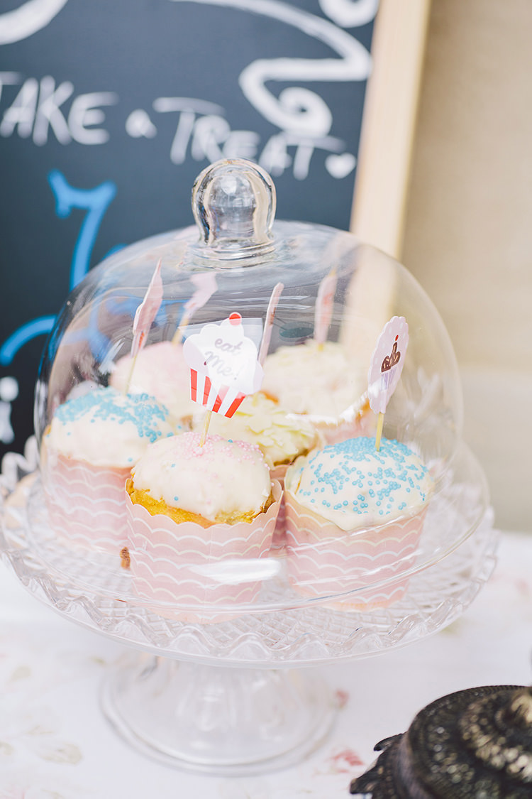 Cupcakes Quirky Cool Summer Germany Wedding http://www.cornelia-lietz.com/en