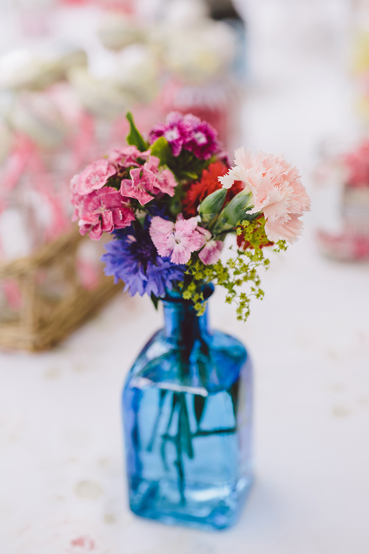 Blue Bottle Flowers Quirky Cool Summer Germany Wedding http://www.cornelia-lietz.com/en