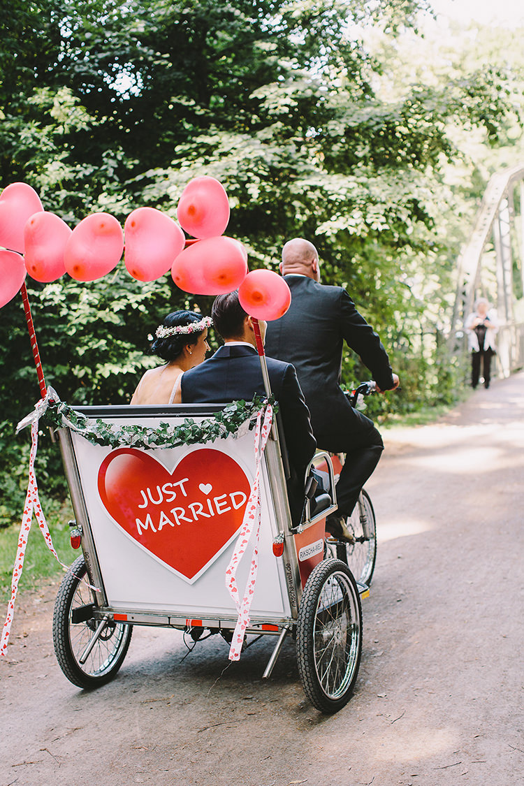 Rickshaw Transport Just Married Balloons Quirky Cool Summer Germany Wedding http://www.cornelia-lietz.com/en
