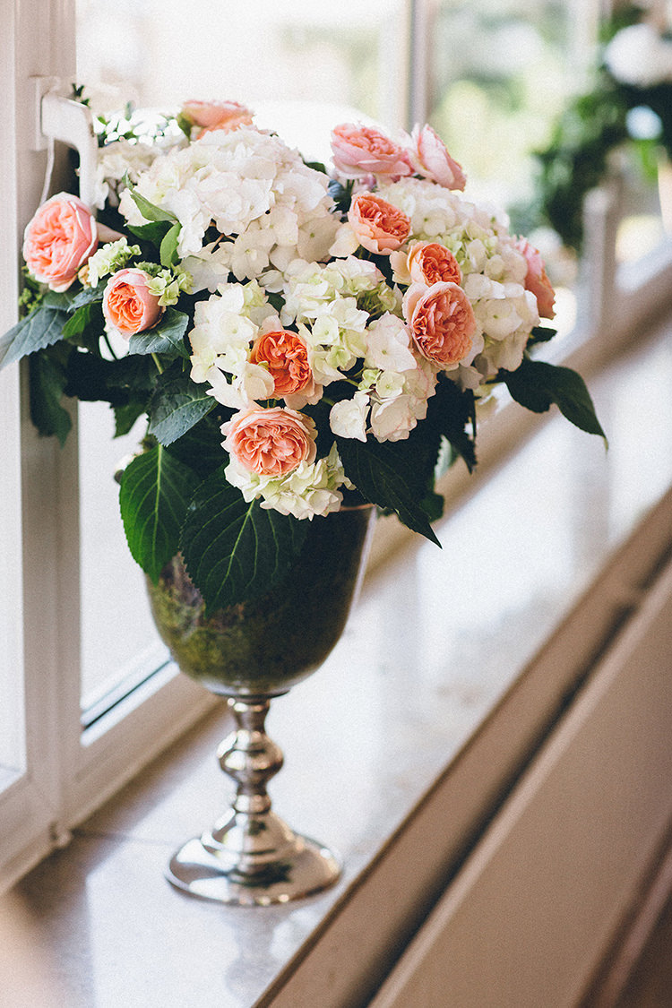 Peach Roses Flowers Decor Quirky Cool Summer Germany Wedding http://www.cornelia-lietz.com/en