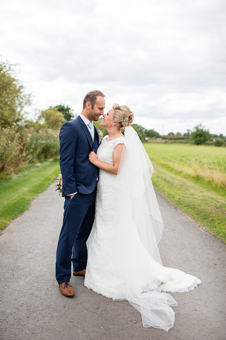 Pretty Natural Floral Barn Wedding http://www.johastingsphotography.co.uk/