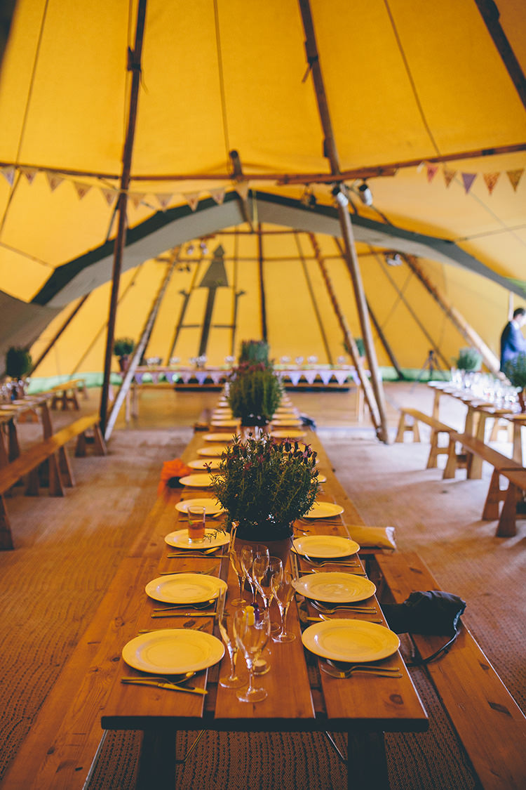 Rustic Tables Lavender Pots Centrepiece Chilled Festival Lavender Wedding http://storyandcolour.co.uk/