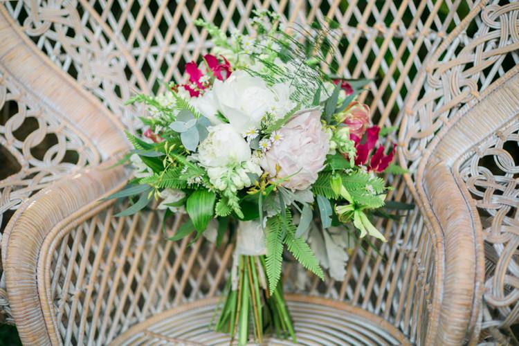 Quirky Vintage Kiss Wedding Ideas http://www.sarahheartsphotography.com/