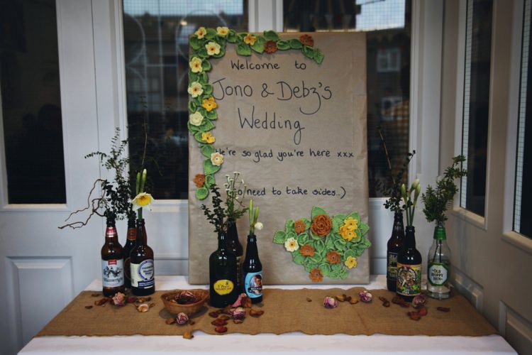 Welcome Sign Brown Paper Home Made Seasonal Cosy Wedding http://hannahtrottphotography.format.com/