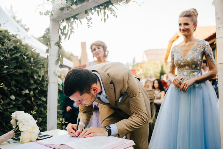 Pink Gold Wedding Romania http://www.framesandtales.com/