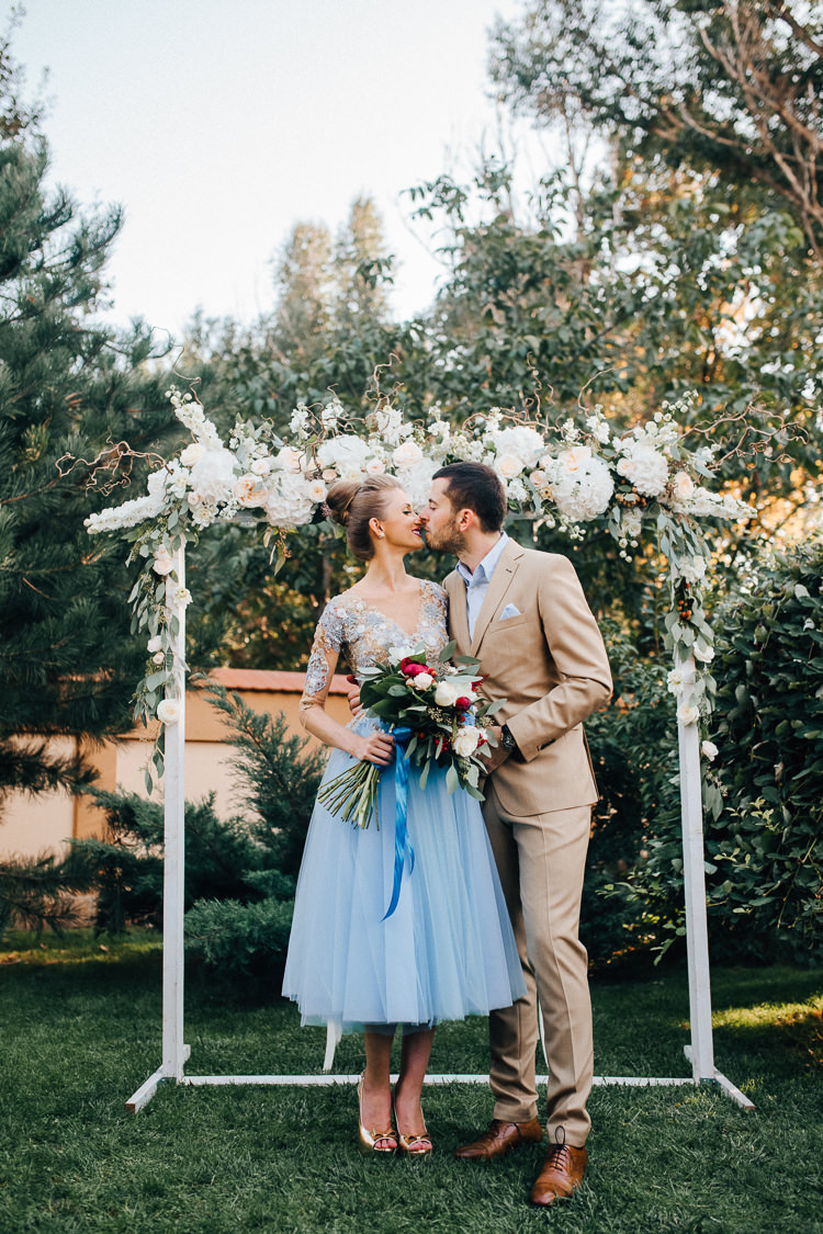 Flower Arch Backdrop Blue Dress Bride Bridal Gown Pink Gold Wedding Romania http://www.framesandtales.com/