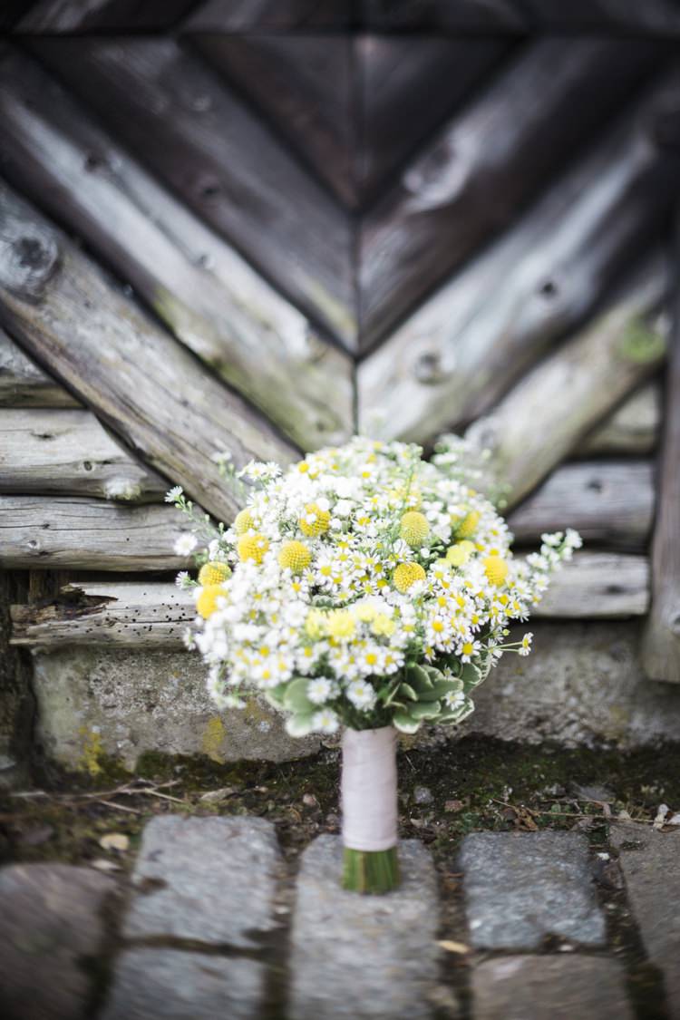 Daisy Daisies Billy Ball Yellow Bouquet Bride Bridal Flowers Bohemian Loch Pine Forest Wedding http://solenphotography.co.uk/