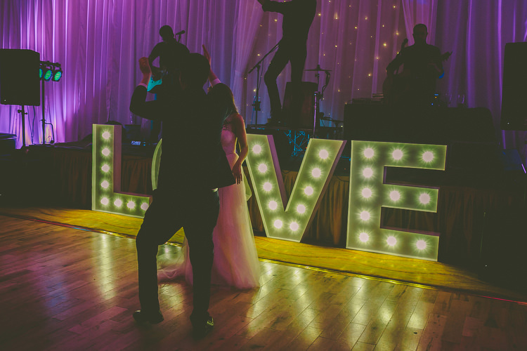 Chilled Stylish Countryside Wedding http://mementophotography.ie/