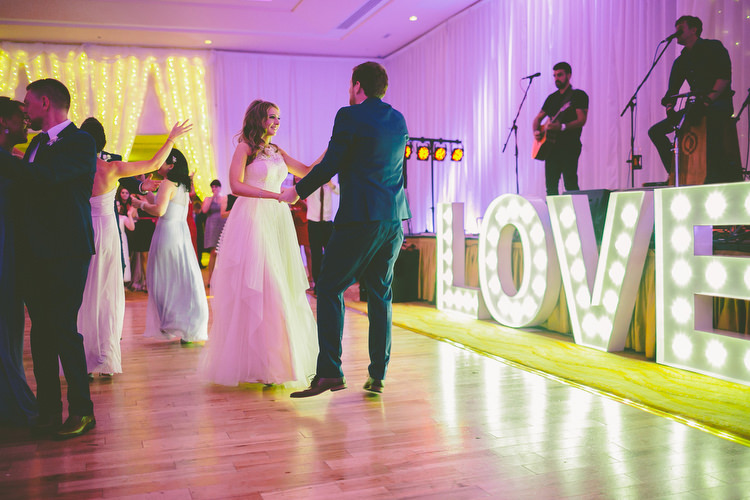 Chilled Stylish Countryside Wedding http://mementophotography.ie/