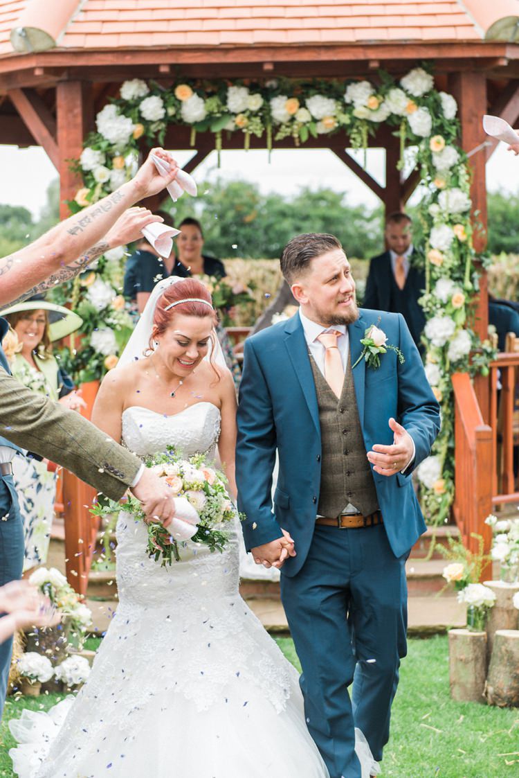 Confetti Throw Rustic Floral Peach Wedding http://www.folegaphotography.co.uk/