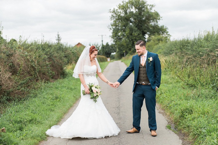Rustic Floral Peach Wedding http://www.folegaphotography.co.uk/