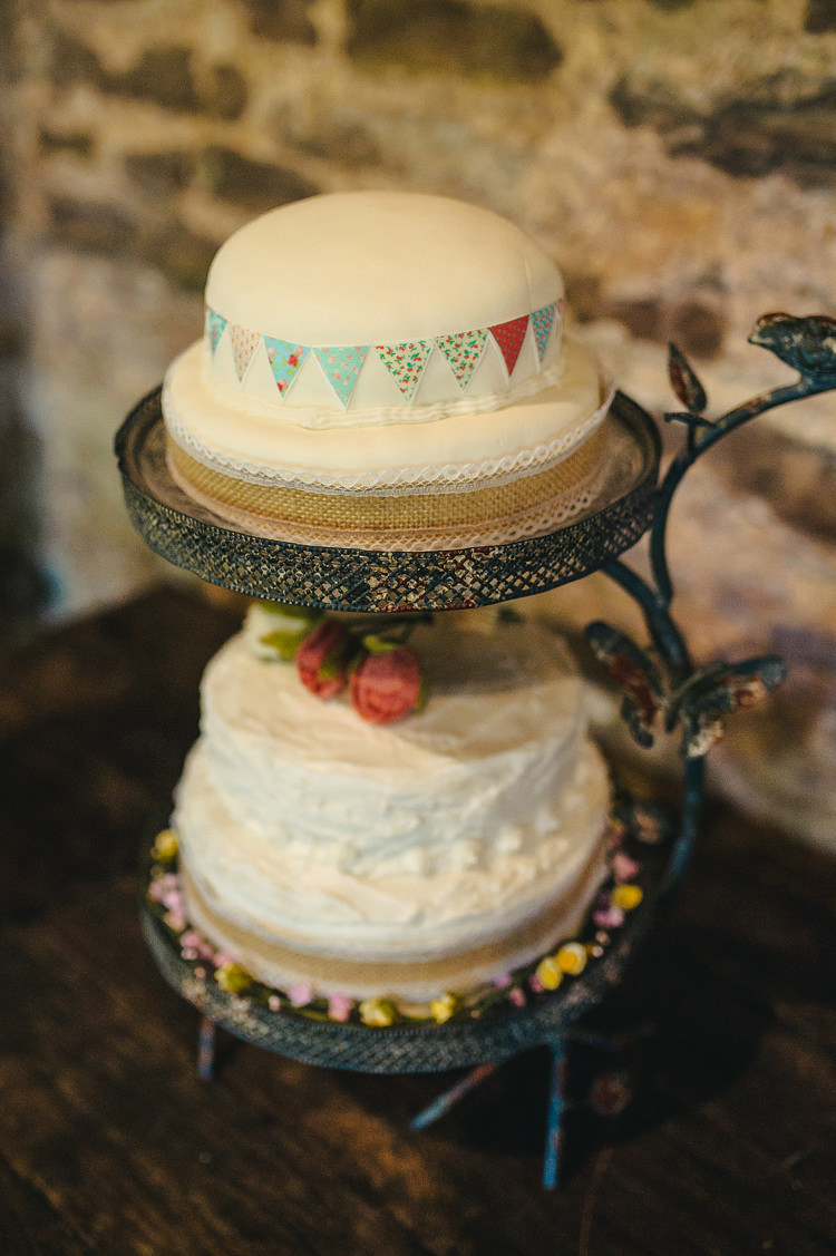 Bunting Cake Hessian Rustic Autumnal Apples Country Wedding http://jareklepak.com/