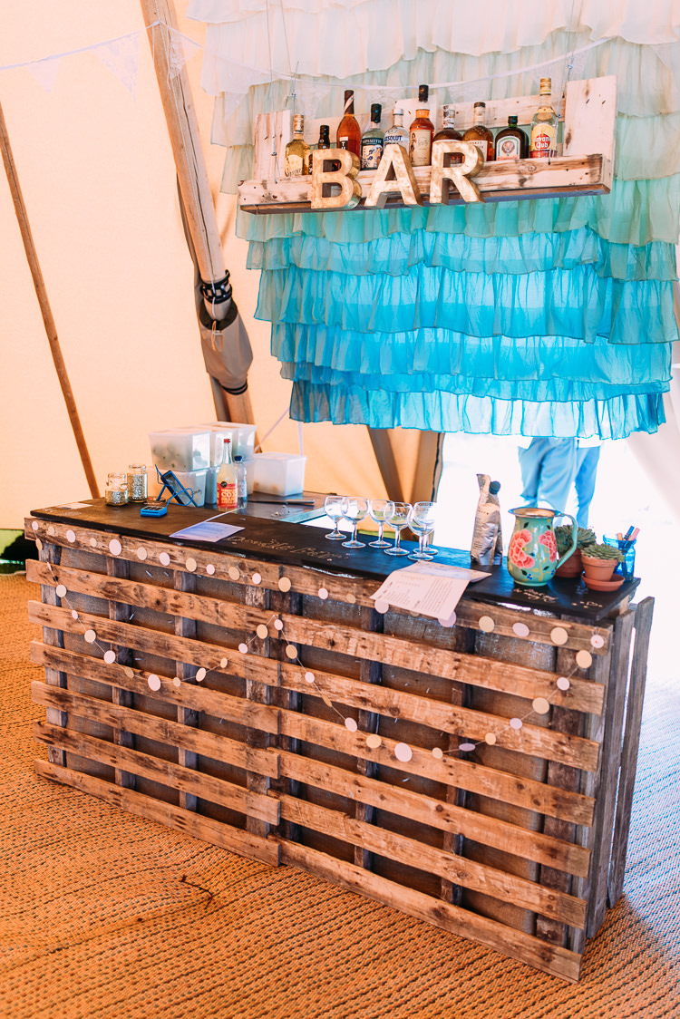 Pallet Bar Ombre Backdrop Fabric Creative Festival Tipi Wedding http://www.annapumerphotography.com/