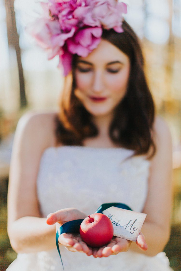 Eat Me Tag Apple Alice in Wonderland Wedding Ideas http://nataliepluck.com/