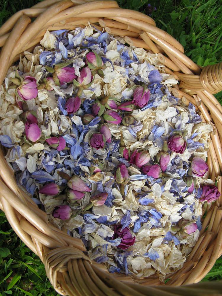 Confetti Basket. Credit- The Real Flower Petal Confetti Company.
