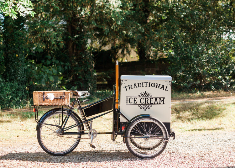 Indian Mint Garden Party Wedding http://heleddroberts.co.uk/