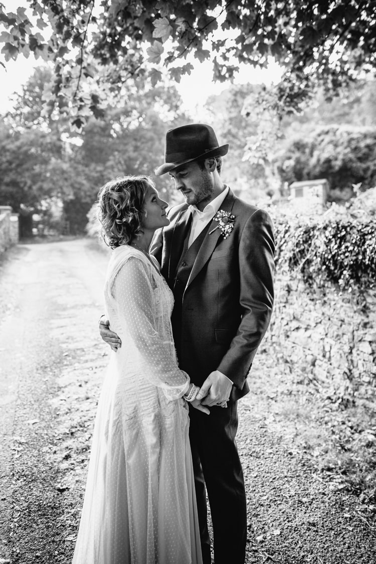 Vintage Homely Outdoor Wedding http://heartfulloftea.com/