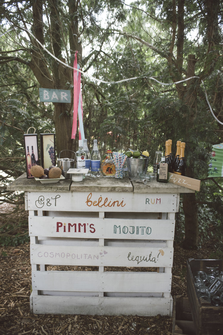 Pallet Bar Outside Drinks Quirky DIY House Party Wedding http://www.petecranston.com/