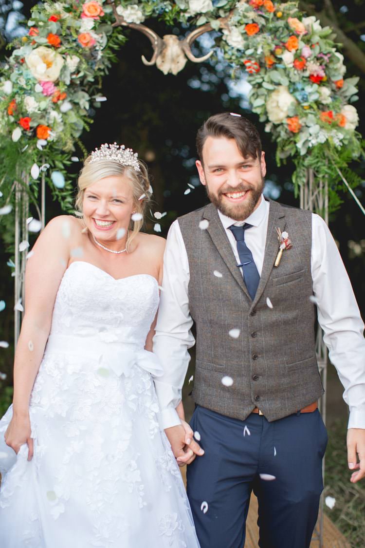 Confetti Throw Family Farm Festival Wedding https://amylouphotography.co.uk/