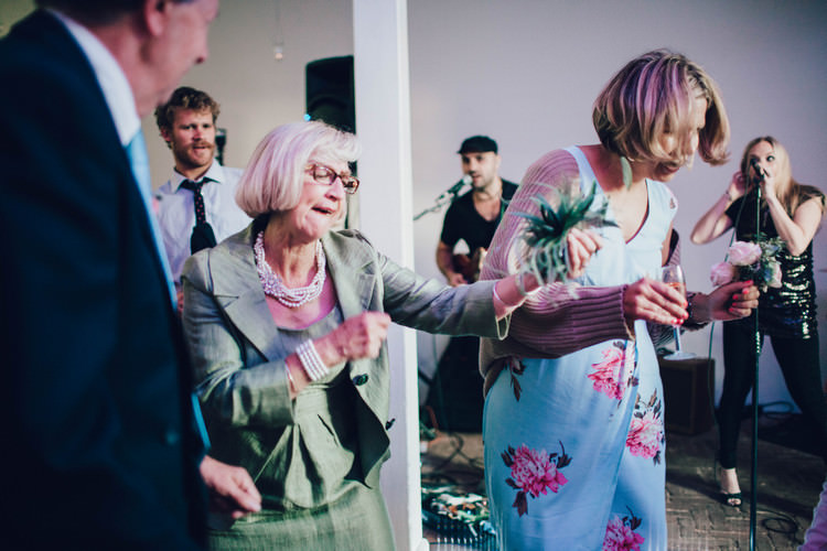 Summertime Pastel English Country Garden Wedding http://alipaul.com/