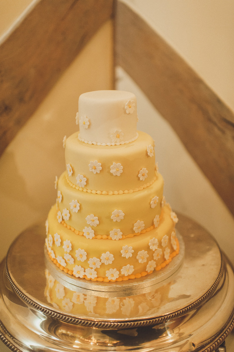Ombre Daisy Flower Cake Pretty Summery Yellow Barn Wedding http://www.mattpenberthy.com/